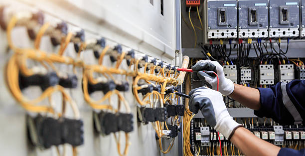 Professional Electrician technician working in Pleasant Hill, MS